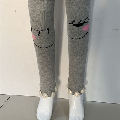 宝石の装飾と熱織り法で編み込まれたピンク色の女の子のタイツ