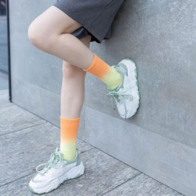 UNISEX クールスケートボードスタイルのための単筒タイ染料技術靴下
