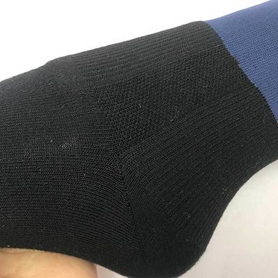プロ の スポーツ 選手 の 肌 に 優しい 耐久 性 の 黒い 綿 の 圧縮 靴下