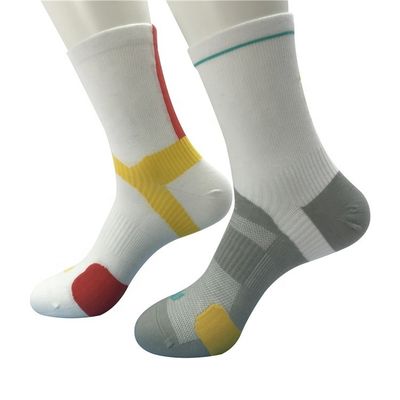 カスタムデザイン スポーツ靴下 乾燥し呼吸できる 標準厚さの織物